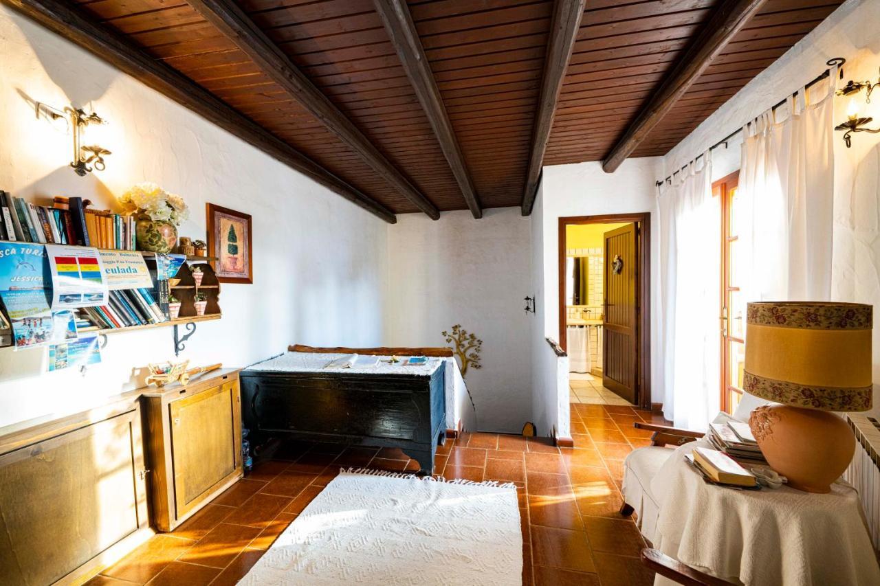 Sa Domu Sarda Suites - Bed & Breakfast Porto Columbu - Perd'E Sali Eksteriør billede