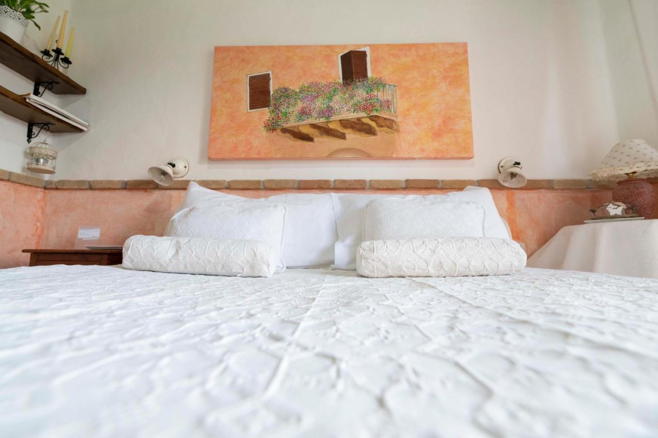 Sa Domu Sarda Suites - Bed & Breakfast Porto Columbu - Perd'E Sali Eksteriør billede